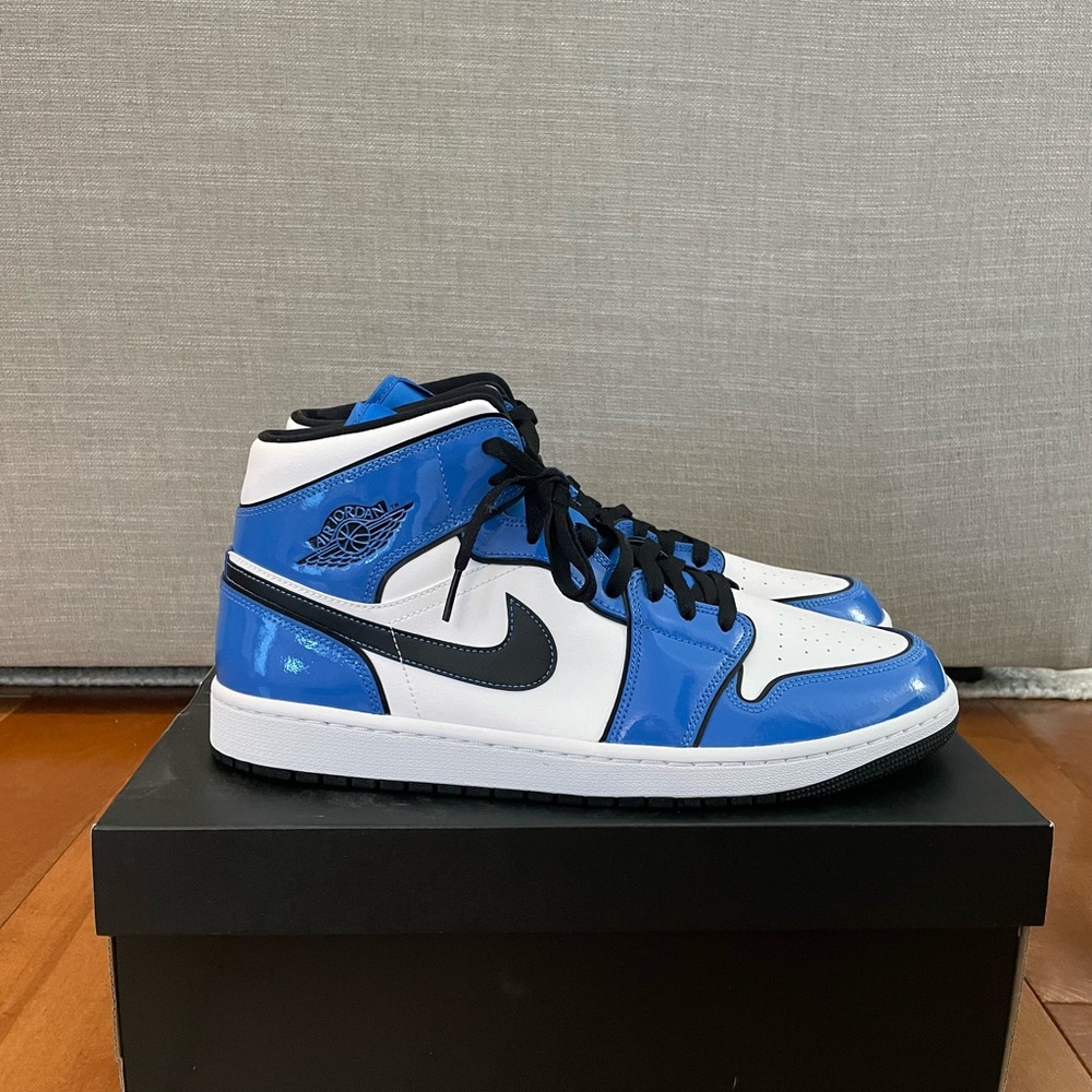 Jordan 1 Mid - SE - Signal Blue and White Sneakers